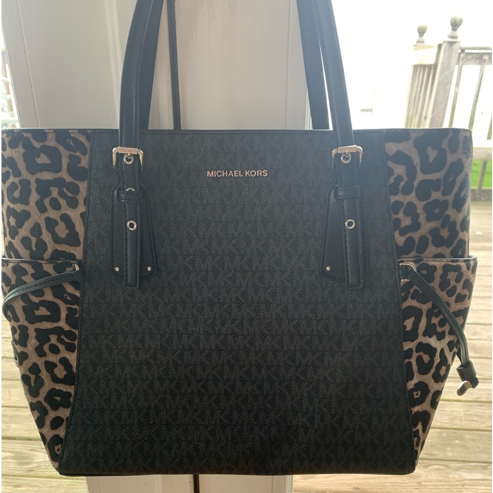 Michael  Cors  side pockets are Animal print. Signature black logo tote.